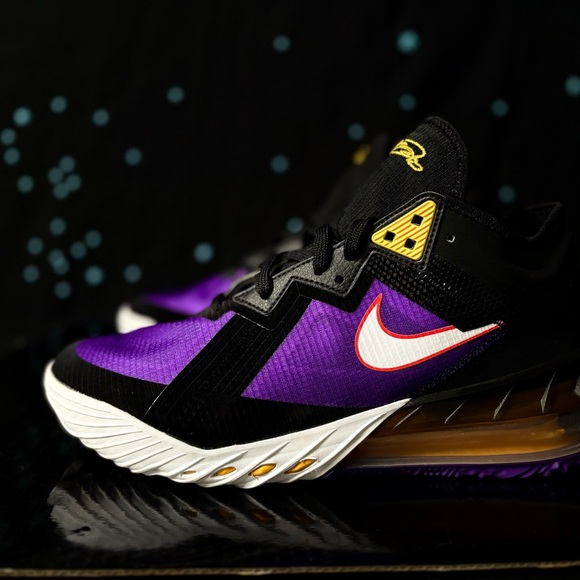 Nike LeBron James XVIII 18 Low Lakers Purple ACG Terra CV7562-003 sz 9 Mens - Picture 1 of 6